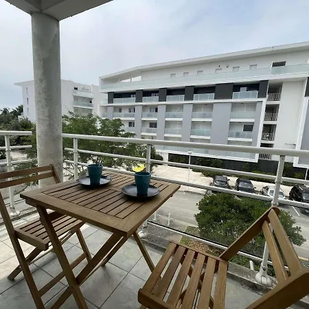Apartment T2 Avec Balcon Et Parking - Proche Commerces Et Transports - Fr-1-246-676